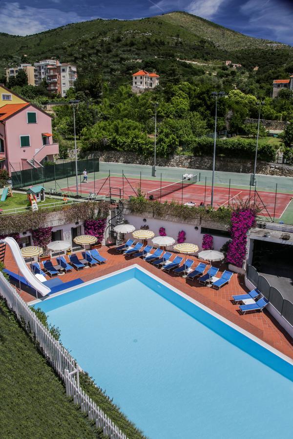 Hotel Riviera 3 Stelle Con Piscina Estiva E Campo Tennis Gratuiti E Garage A Pagamento Spotorno Esterno foto